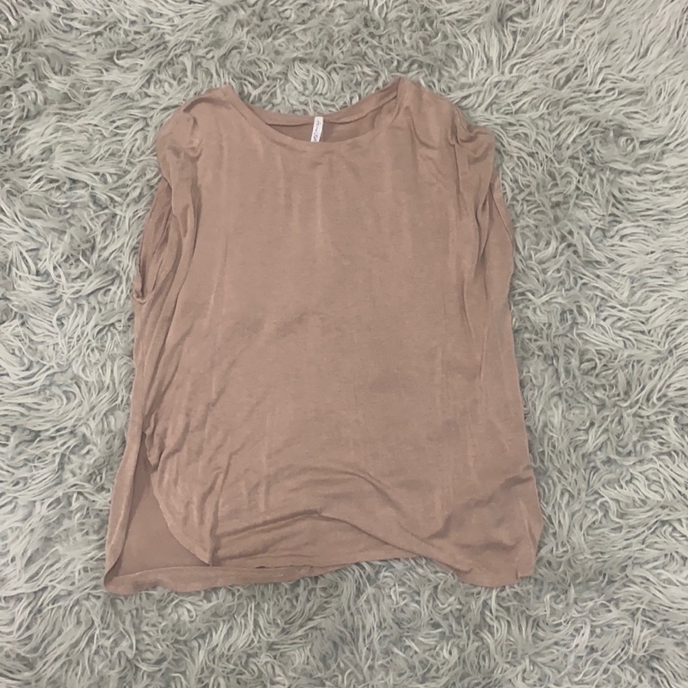 Active USA M tan t-shirt